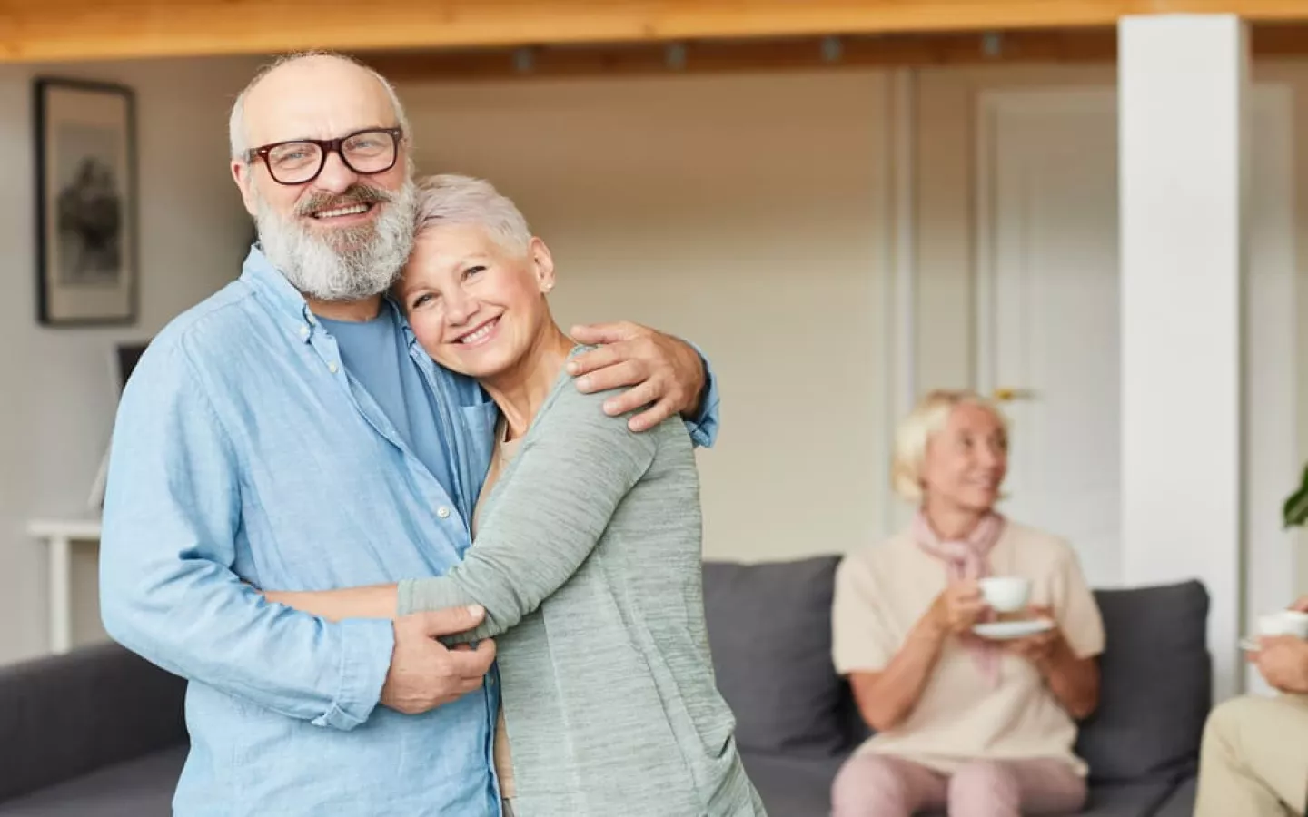 Un couple de senior se fait un calin