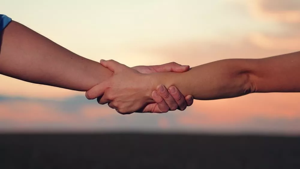 Deux personnes qui se tiennent la main